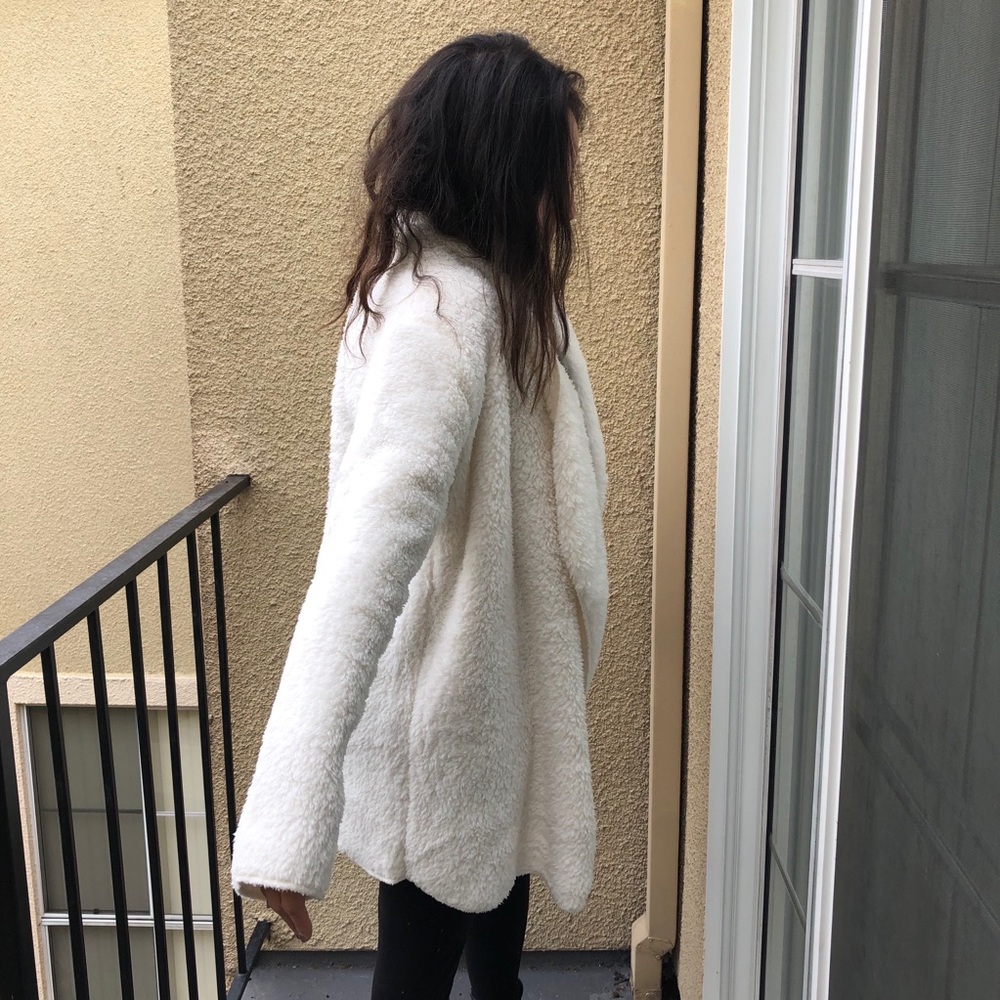 NWT🎈Soft Sherpa long sleeve coat/shrug - Picture 2 of 7